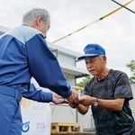 　熊本県氷川町に完成した仮設住宅の鍵を受け取る入居者＝５日午前