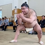 　稽古する高安＝東京都江戸川区