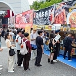 　「ガチ中華」のブースが並ぶ「チャイナフェスティバル２０２６」の会場＝５日午後、東京都渋谷区