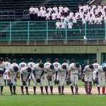 　開幕した関西六大学野球秋季リーグで大院大に敗れ、観客席にあいさつする龍谷大の選手ら＝ＧＯＳＡＮＤＯ南港