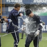 　１０回、サヨナラ打を放ち、ナインに祝福されるオリックス・太田（右）＝京セラドーム