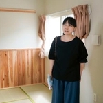 　仮設住宅に入居し、間取りなどを確認する宮川友佳さん＝５日午前、熊本県氷川町