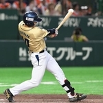 　三菱重工Ｅａｓｔ戦の４回、ＮＴＴ西日本・吉川が勝ち越し２ランを放つ＝東京ドーム