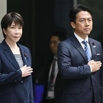 　高市首相（左）と小泉防衛相＝２日、防衛省