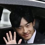 　２０歳の誕生日を迎え、天皇、皇后両陛下にあいさつするため皇居に入られる悠仁さま＝６日午前、半蔵門