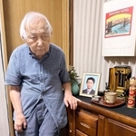　長男杉山陽一さんの遺影と住山一貞さん＝８月、東京都目黒区