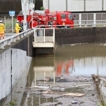　大雨の影響で冠水した道路＝８月１４日、千葉市中央区