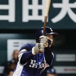 　１回西武１死二塁、小島が右翼線に先制二塁打を放つ＝みずほペイペイドーム
