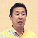 　与那国島の視察を終え、記者団の取材に応じる黄川田沖縄北方相＝６日午後、沖縄県石垣市