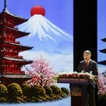 　６日、ベトナム中部フエで開かれた「地方協力フォーラム」で発言するレ・ミン・フン首相（共同）