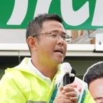 　街頭演説で支持を訴える古謝玄太氏＝６日午前、沖縄県豊見城市