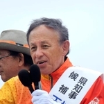 　街頭演説で支持を訴える玉城デニー氏＝６日午後、沖縄県宜野湾市