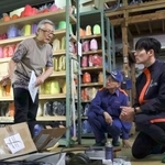 　福井県の石田嵩人知事（右）に被災状況を説明する繊維業「ブランチュール」の福田勝一代表（左）＝４日、坂井市