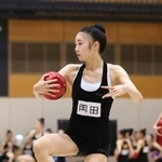 　新体操団体の日本代表トライアウトで演技する岡田華英＝味の素ナショナルトレーニングセンター