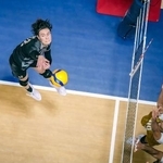 　１次リーグのバーレーン戦でスパイクを放つ高橋＝北九州市立総合体育館（Ｖｏｌｌｅｙｂａｌｌ　Ｗｏｒｌｄ提供）