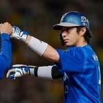 　２回、２点打を放ちタッチを交わすＤｅＮＡ・度会＝甲子園