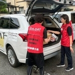 　被災者支援に向かうため食料などを車に積み込むＪＤＡ-ＤＡＴの隊員＝５日、熊本市（熊本県栄養士会提供）