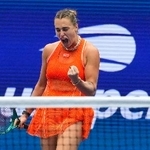 　全米テニス４回戦、テーラー・タウンゼント戦でガッツポーズするアリーナ・サバレンカ＝６日、ニューヨーク（ＡＰ＝共同）