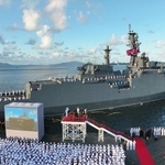 　新型駆逐艦「姜健」の就役式。北朝鮮の金正恩朝鮮労働党総書記と娘が視察した＝６日、北朝鮮東部の元山港（朝鮮中央通信＝共同）