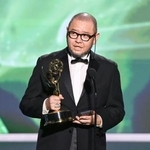 　米ロサンゼルスで、エミー賞を受賞してスピーチする岡崎能士さん＝６日（Ｐｈｉｌ　ＭｃＣａｒｔｅｎ／Ｉｎｖｉｓｉｏｎ　ｆｏｒ　ｔｈｅ　Ｔｅｌｅｖｉｓｉｏｎ　Ａｃａｄｅｍｙ／ＡＰ　Ｃｏｎｔｅｎｔ　Ｓｅｒｖｉｃｅｓ・共同）