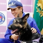 　感謝状などが贈られた警察犬メルクリウス号と京都府警鑑識課の石垣雅俊巡査部長＝７日午後、京都・伏見署