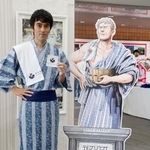 　「温泉文化・世界サミット」の会場に登場した俳優阿部寛さん似の鳥取県職員松田健さん＝７日午後、鳥取県湯梨浜町