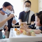 　小児病棟を訪れ、患者と触れ合う高木美帆さん（左端）＝７日午後、東京都世田谷区（提供元が名札に画像加工しています）