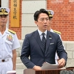 　広島県江田島市で記者団の取材に応じる小泉防衛相＝７日午後