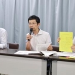 　記者会見する全国市民オンブズマン連絡会議の浜嶌将周弁護士（中央）＝７日午後、名古屋市