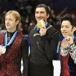 　２０１０年バンクーバー冬季五輪で銀メダルを受け取ったエフゲニー・プルシェンコ（左）。中央は金メダルのエバン・ライサチェク、右は銅メダルの高橋大輔＝パシフィックコロシアム（共同）