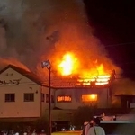　岐阜県本巣市のケーキ店から上がる炎と煙＝５日夜（近隣住民提供）