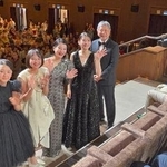 　第８３回ベネチア国際映画祭で「ルックバック」の公式上映後、観客の拍手に応える（左から）岡田六花さん、七瀬ふうりさん、蒔田彩珠さん、出口夏希さん、是枝裕和監督＝７日、イタリア・ベネチア（共同）