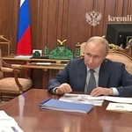　政権幹部と会談した際、書類の上でペンを回すロシアのプーチン大統領＝８月２７日、モスクワ（大統領府の動画から・共同）