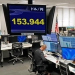 　一時１ドル＝１５３円台後半を付けた円相場を示すモニター＝８日午前、東京都港区の外為どっとコム