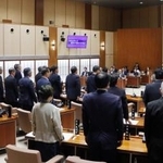 　盛岡市議会本会議で山崎智樹市議の辞職勧告決議に起立で賛成する議員＝８日午前