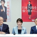 　自民党の役員会に臨む（左から）鈴木幹事長、高市首相、麻生副総裁＝８日午前、東京・永田町の党本部