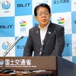 　記者会見する金子国交相＝８日午前、国交省
