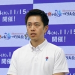 　記者団の取材に応じる大阪府の吉村洋文知事＝８日午後、大阪府庁
