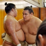 　明生（左）に助言する豊昇龍＝東京都台東区の立浪部屋