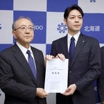 　ＩＲ誘致の要望書を手にする北海道の鈴木直道知事（右）と北海道経済連合会の藤井裕会長＝８日午後、札幌市