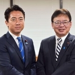 　上野厚労相（右）と面会する小泉防衛相＝８日午前、厚労省