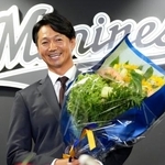　記者会見を終え、花束を手に笑顔を見せるロッテ・唐川＝８日、ＺＯＺＯマリン
