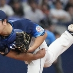 　８回無失点で１１勝目を挙げた西武・平良＝京セラドーム