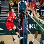　１次リーグのオーストラリア戦でスパイクを放つ石川（左）＝北九州市立総合体育館（Ｖｏｌｌｅｙｂａｌｌ　Ｗｏｒｌｄ提供）
