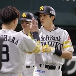 　１回、先制２ランを放ち、牧原大（左）とタッチするソフトバンク・周東＝みずほペイペイドーム