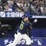 　１０回ヤクルト２死一、三塁、赤羽が右翼線に決勝打となる２点二塁打を放つ＝横浜