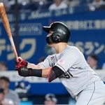 　９回ロッテ１死一、二塁、山口が右中間にサヨナラの二塁打を放つ＝ＺＯＺＯマリン