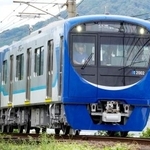 　試運転する「ことでん」の新型車「２０００形」＝７日、香川県まんのう町