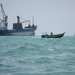 　イラン南部バンダルアバス沖のホルムズ海峡に浮かぶ貨物船やボート＝６日