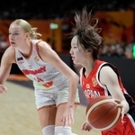 　バスケットボール女子ワールドカップ準々決勝進出決定戦でハンガリーと戦い、チーム最多の１１点を挙げた田中こころ（右）＝８日、ベルリン（ＡＰ＝共同）